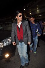 Shahrukh Khan snapped at the airport in Mumbai on 10th Feb 2012 (2).JPG